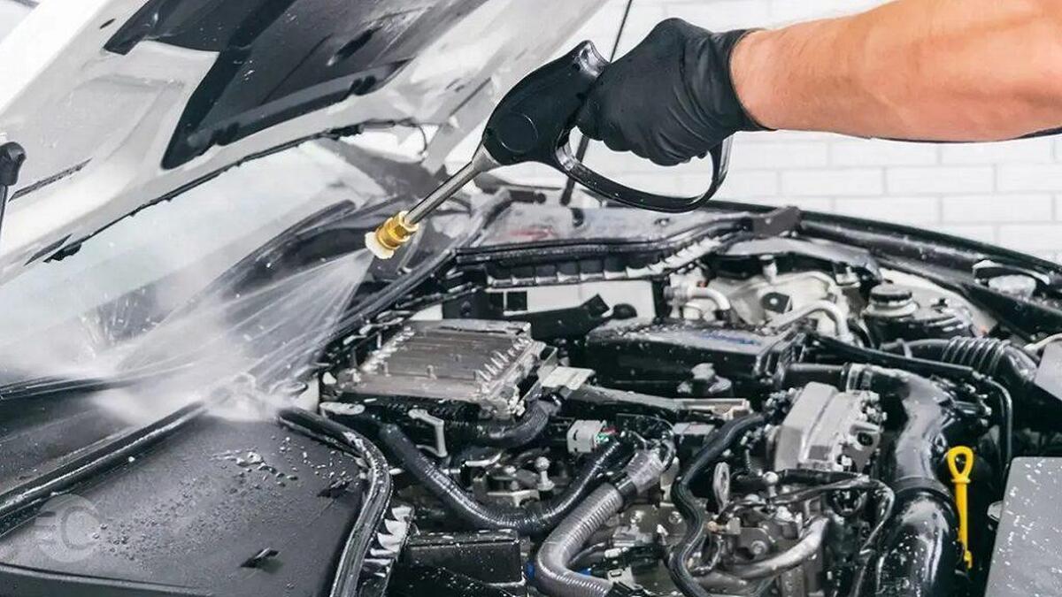آیا شستن موتور ماشین کار درستی است؟ چطور موتور ماشین را بدون صدمه زدن تمیز کنیم؟