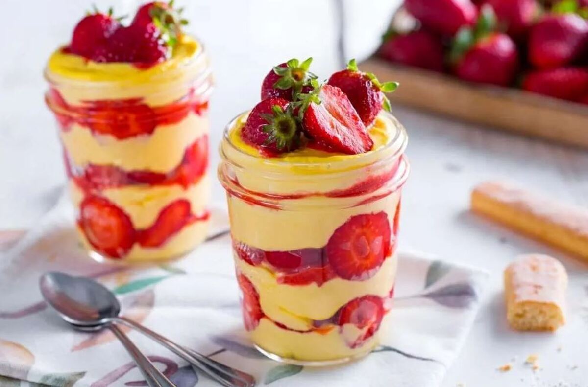 طرز تهیه دسر سه لایه با توت فرنگی