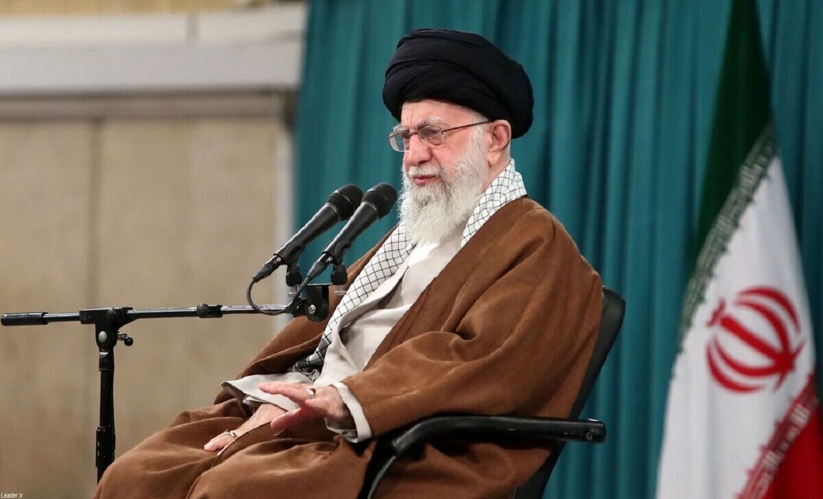 عکس پر بازدید از رهبر انقلاب در حرم امام خمینی